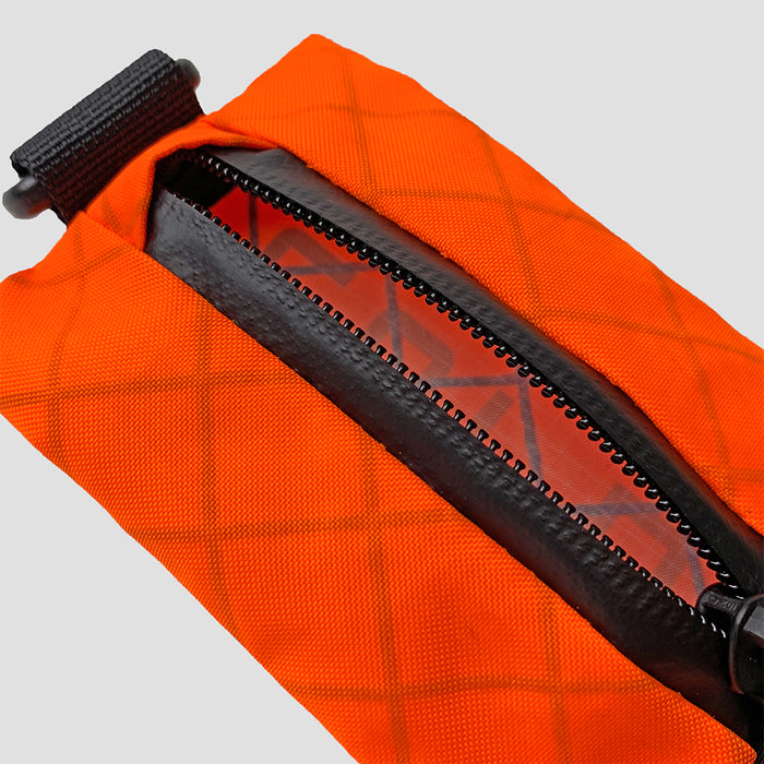 Code of Bell Annex Zip (L) - Vetoketjullinen pussi